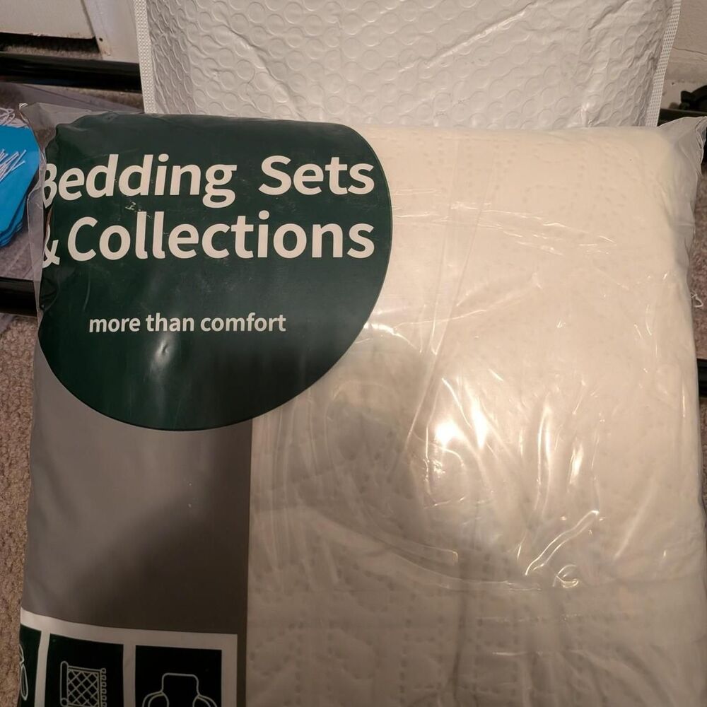 White Pajeo twin size 3pc  microfiber bedspread set